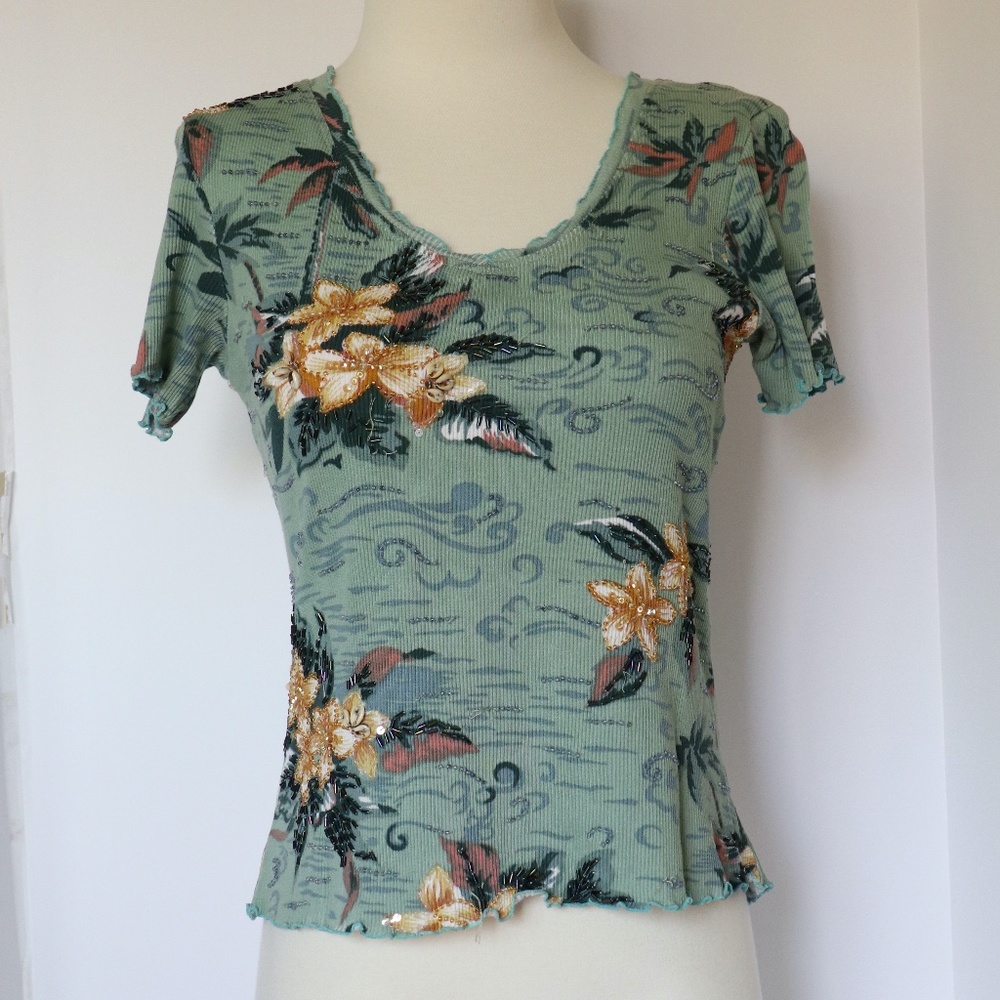 Small Hawaiian cotton knit top front embellishment